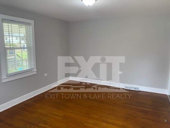 Building Photo - Close to Shopping, Hospital, Schools, Restaurants