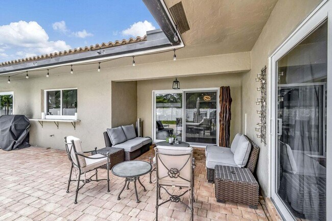 Building Photo - 5660 Golfway Dr