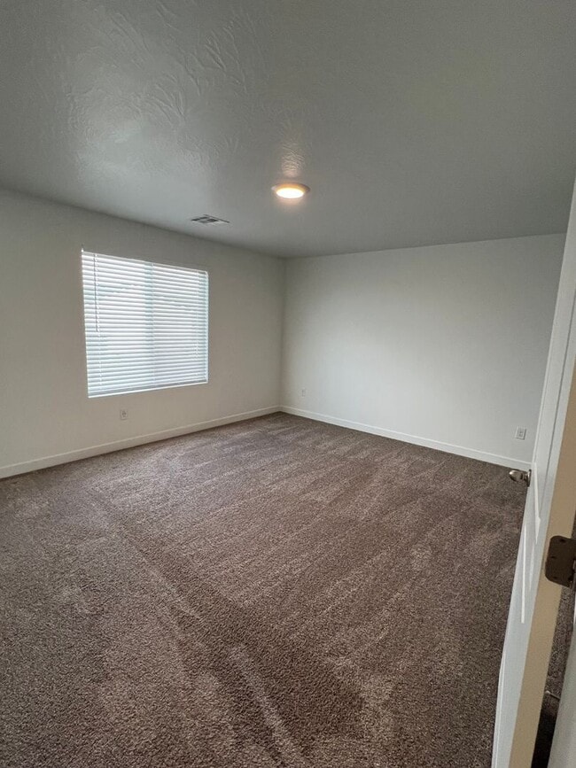 Building Photo - Beautiful Modern Townhome