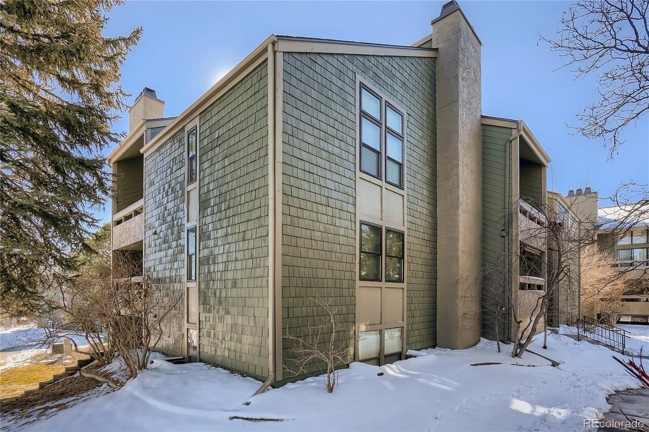 Side view of building Q - 14282 E Tufts Pl