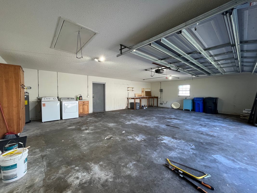 Building Photo - 197 Hidden Lake Dr