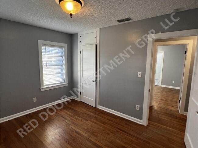 Building Photo - 712 Floral Dr