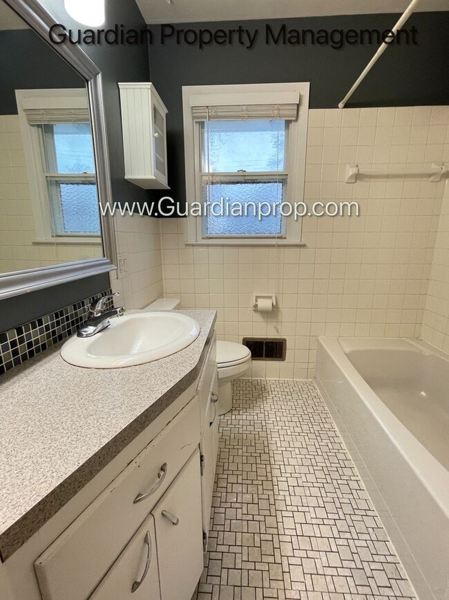 Building Photo - Single Family Home Featuring 2 Baths, 2 Car Garage, Fireplace, and Fenced in Yard