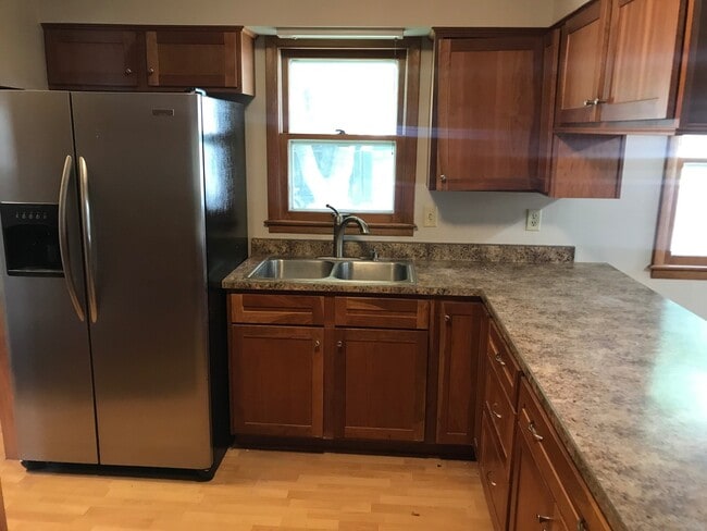 Building Photo - Large 5 bed 3 bath family home with two separate kitchens! Close to Augustana!