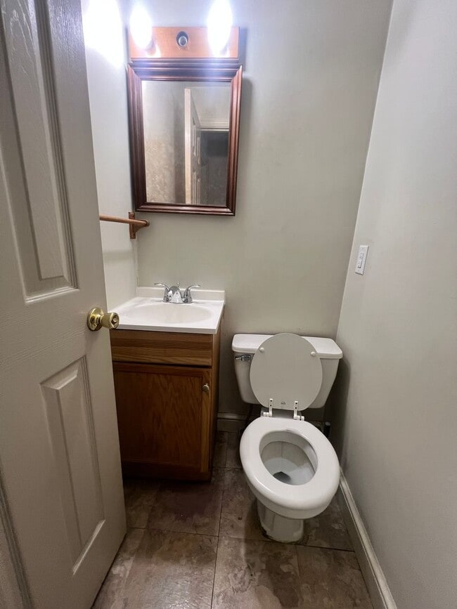 Building Photo - 2-bedroom, 1.5-bathroom home located in th...