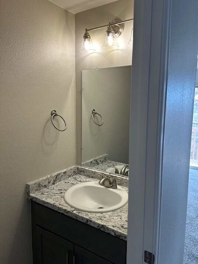 Building Photo - Fully Renovated Townhome in Great Aurora Community