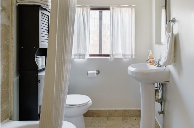 Building Photo - 6230 Lindenhurst Ave