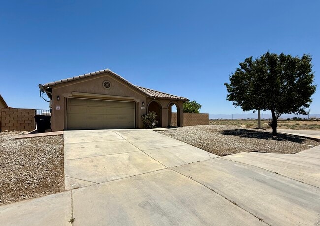 Building Photo - 44608 Avenida Linda