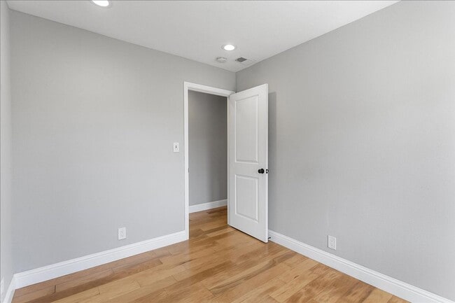 Building Photo - 4052 Huntington St
