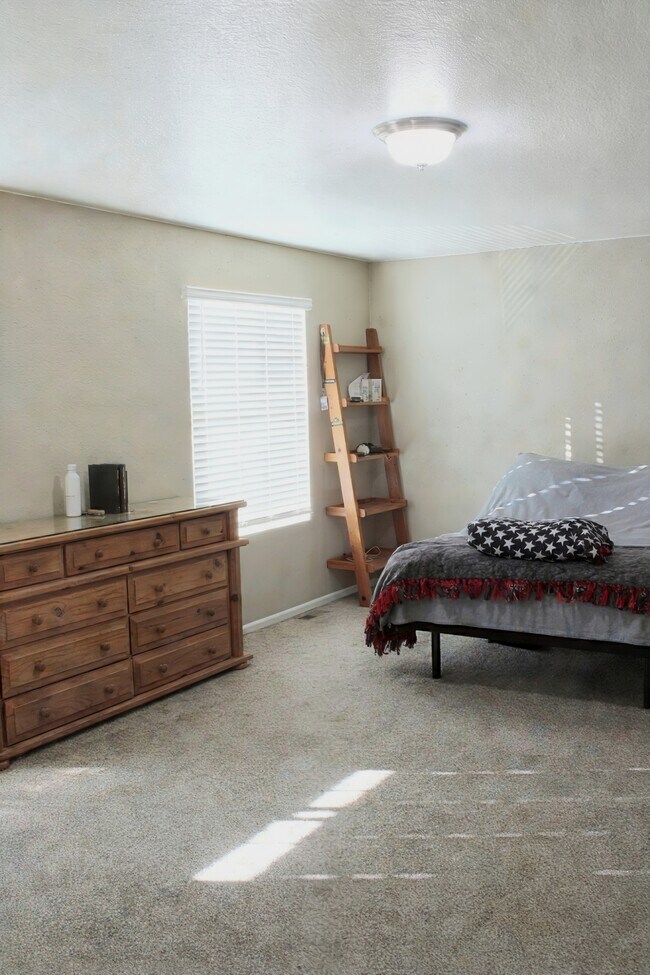 Building Photo - 415 3rd St