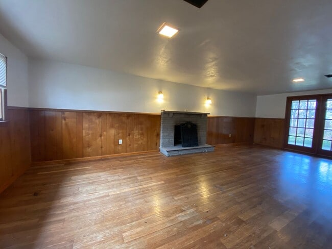 Building Photo - Large 4 Bedroom House, Franklin Regional School District - Available February!