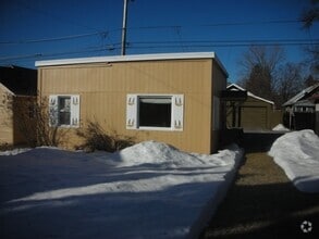 Building Photo - 2 Bedroom walking distance to Downtown Whi...