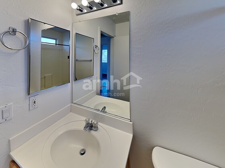 Building Photo - 11801 N Olive St