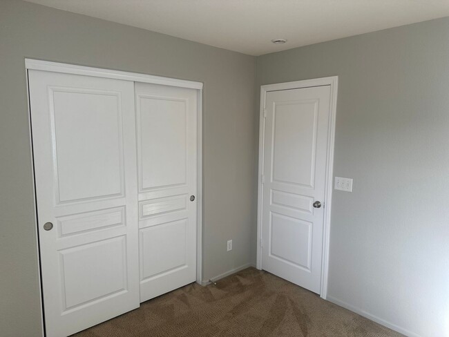 Building Photo - Henderson!!! Community: Cadence!! 4 Bedrooms!!! Bed & Full bath downstairs!! Loft/computer area u...