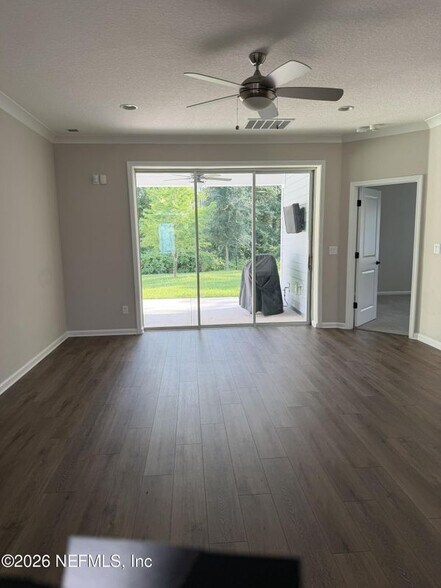 Building Photo - 323 Holly Forest Dr