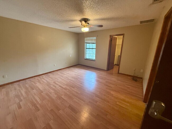 Building Photo - 5549 Cabot Dr N