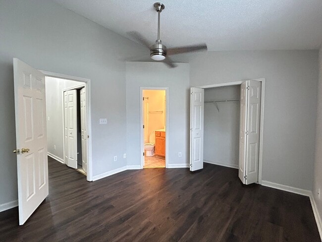 Building Photo - Amazing updated 2 bedroom 2.5 bathroom townhouse in NW Greensboro Keswick Place. Lawn care included.