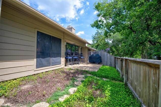 Building Photo - 7211 Lakewood Dr