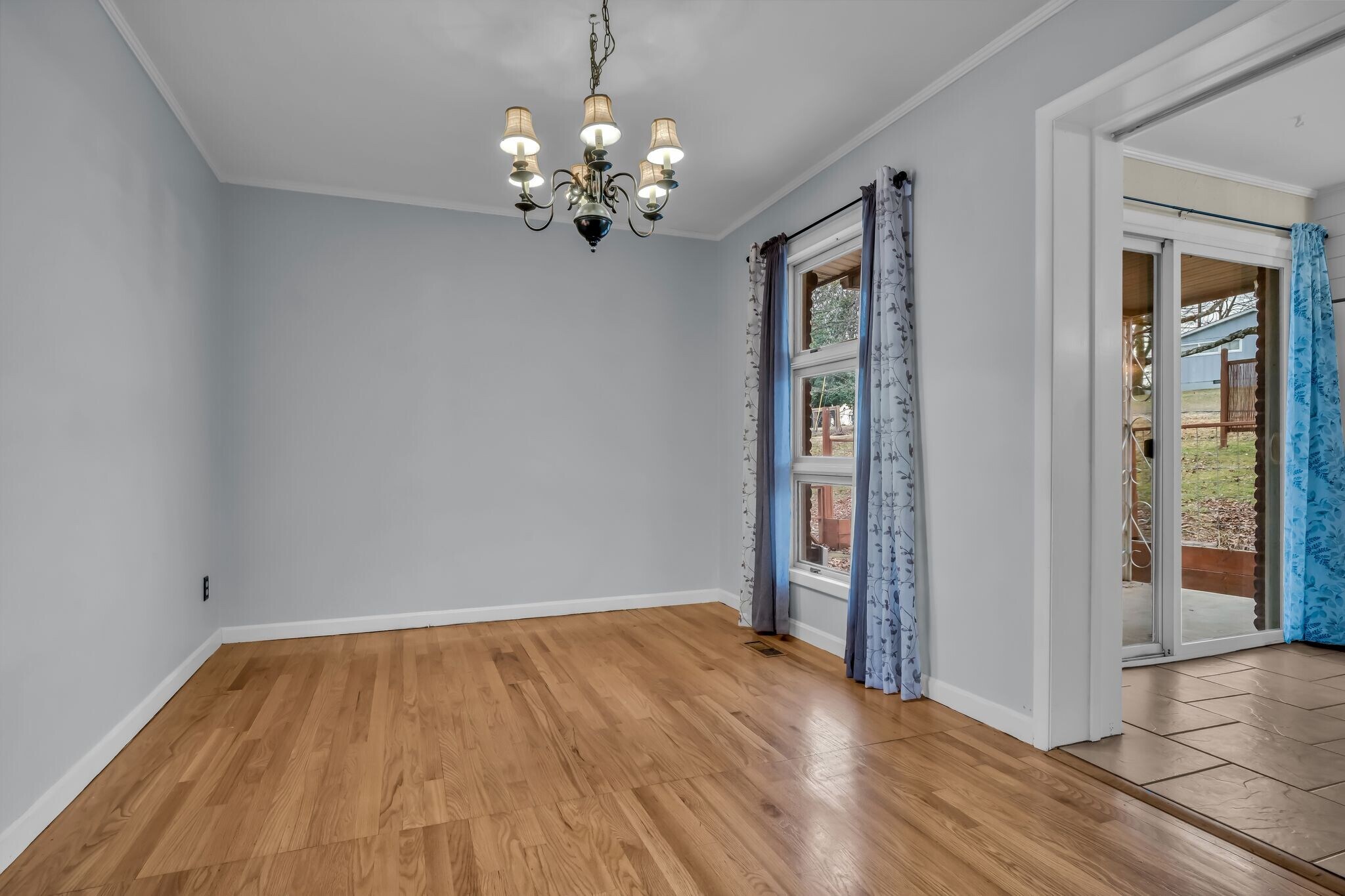 Building Photo - 205 W Lake Dr