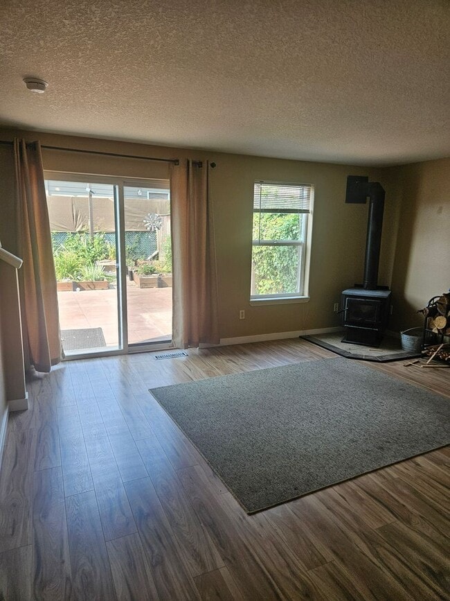 Building Photo - 3 Bedroom, 1 1/2 bath townhouse in Hillsboro