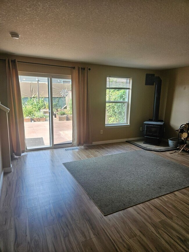 Building Photo - Spacious 3 bedroom 2.5 bath in Hillsboro