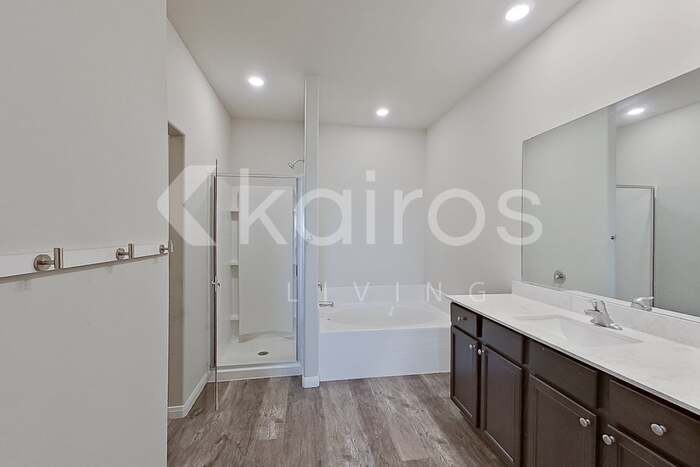 Building Photo - 712 St James Pl