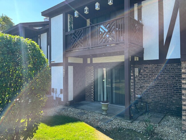 Building Photo - 1607 Thames Ct