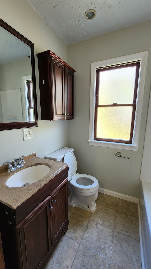 Building Photo - Single family home 3 bedroom
