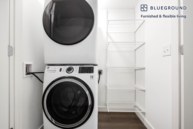 Building Photo - 118 Broadway E