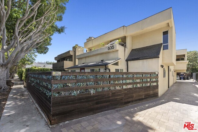 Building Photo - 635 Westmount Dr