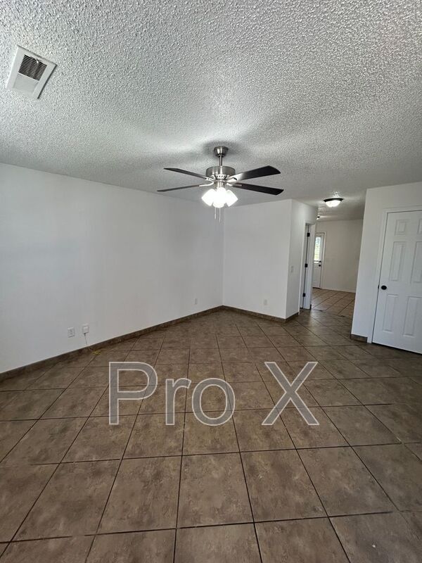 Building Photo - 3301 SW Victoria Pl