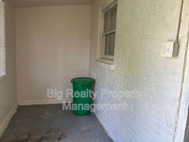 Building Photo - 119 E Scull St