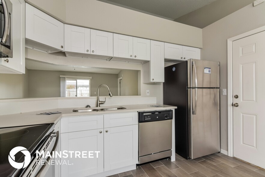 Building Photo - 8024 Ridgeglen Cir W