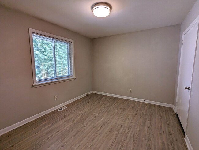Building Photo - 3906 Lexington Dr