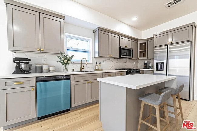 Building Photo - 5436 Romaine St