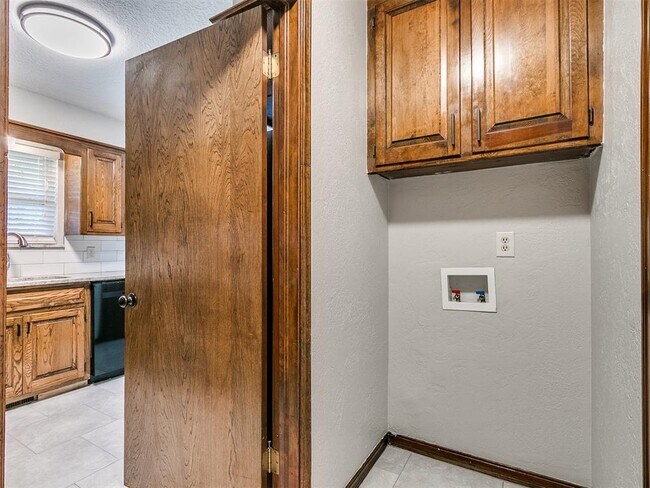 Building Photo - 1213 Westbrooke Terrace