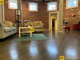 Building Photo - 17 Bow St