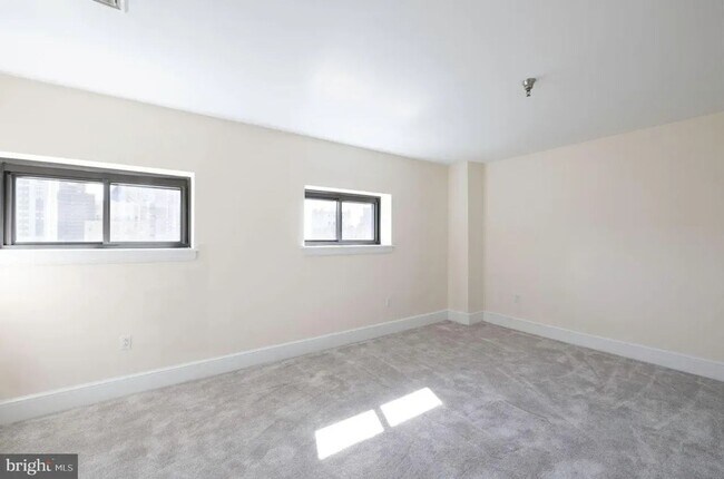 Building Photo - Spacious 4-Bedroom Residence with In-Unit Laundry in Center City
