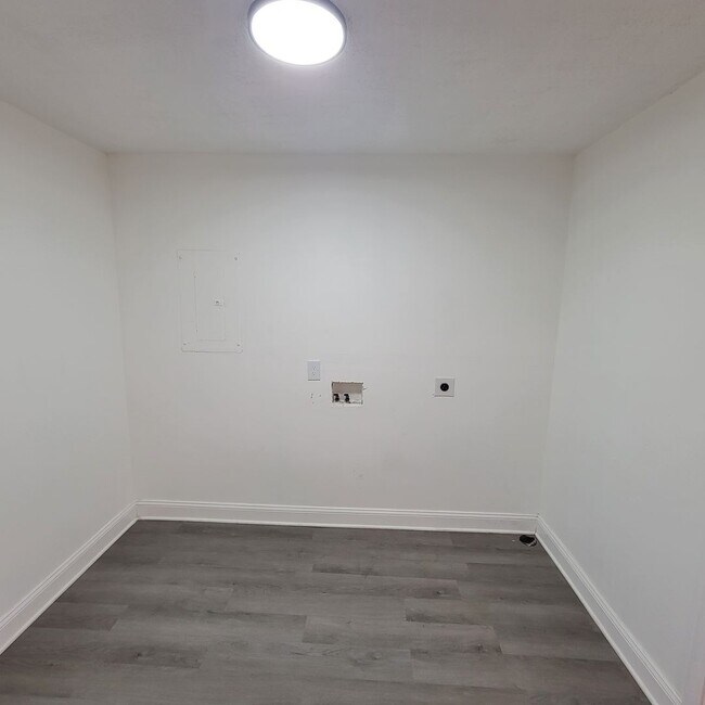 Building Photo - 166 E 16th St