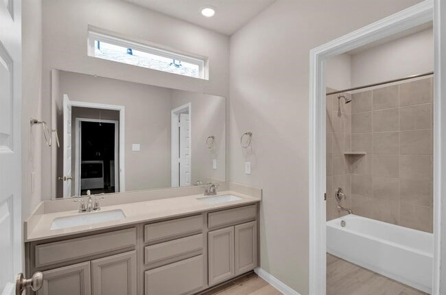 Building Photo - 16012 Oregon Oak Dr