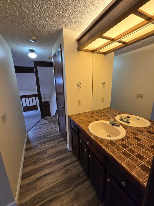 Building Photo - Stunning Townhome with Prime Location and ...