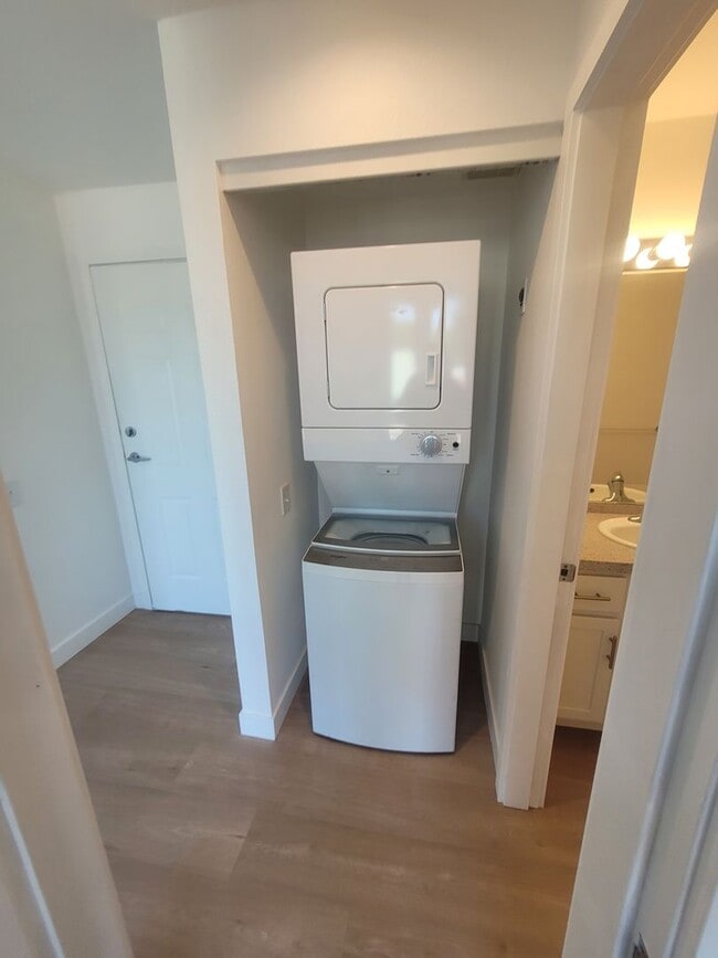 Building Photo - NEWLY Renovated Spacious 1 bedroom unit wi...