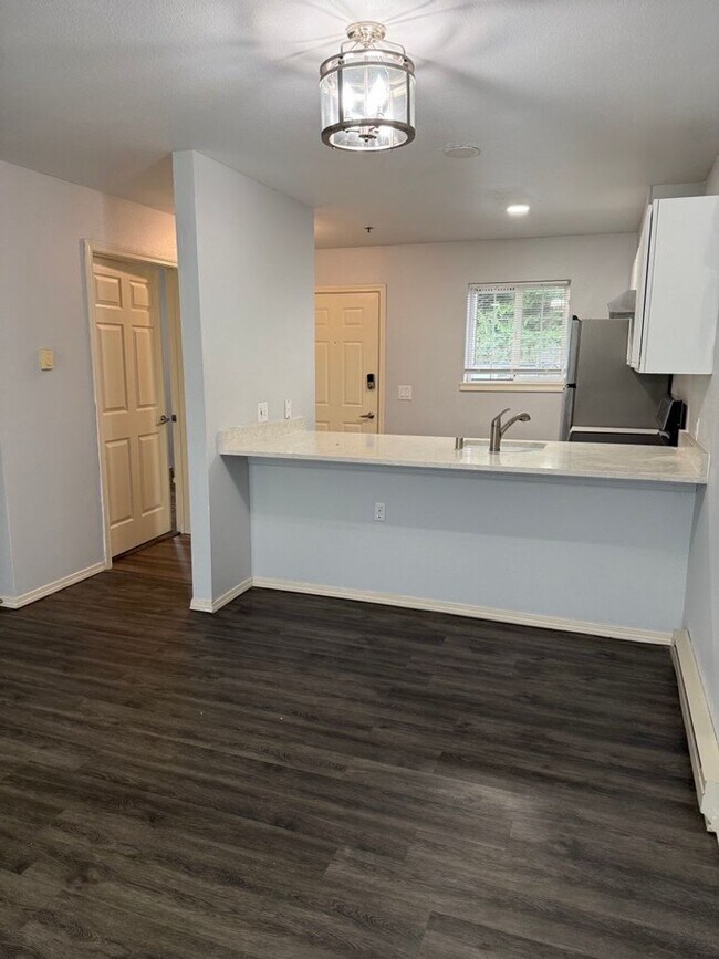 Building Photo - Cozy, 2 Bedroom Apartment for Rent in the Birchwood Neighborhood!