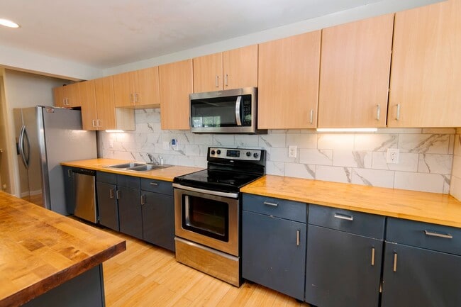 Building Photo - 3 Bedroom Home with Spacious Back yard Close to NCSU!