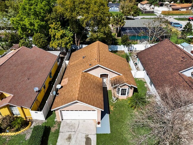 Building Photo - Beautiful 3-bedroom 2-bathroom house in th...