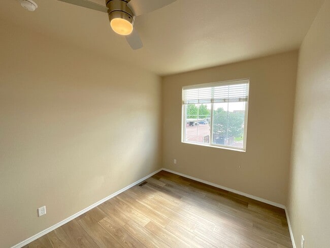 Building Photo - 3 Bedroom Townhome Available Near Constitu...