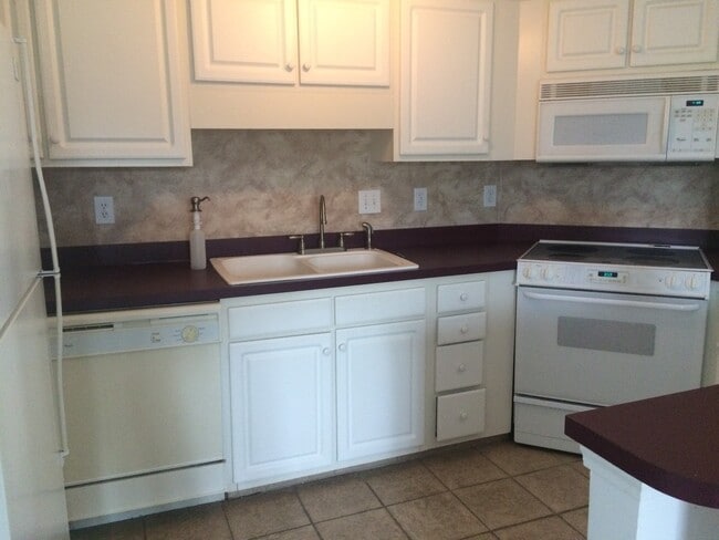 Building Photo - 2 Bed, 2 Bath Condo for Rent in Sweetwater