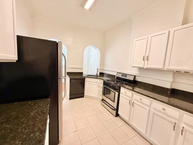 Building Photo - Gorgeous 1 Bed 1 Bath Apartment in Cap Hill! Available NOW!