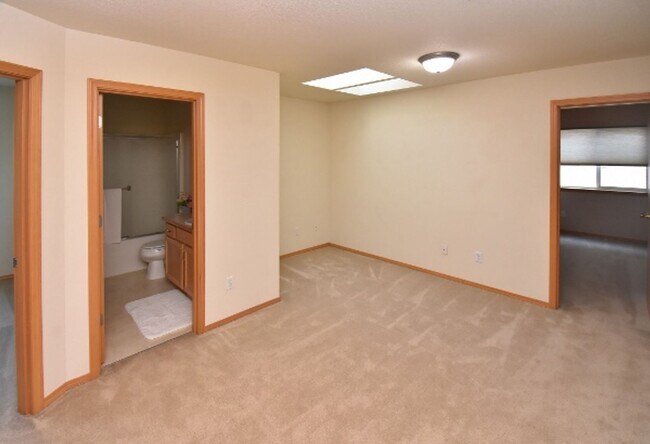 Building Photo - Well Maintained 4 BD
