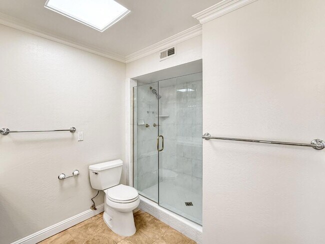 Building Photo - 285 Casitas Bulevar